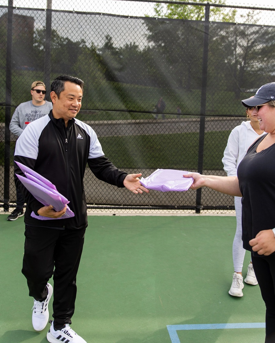 Thomas Nguen, Giám đốc Tiếp thị tại JOOLA, trao tặng những cây vợt JOOLA