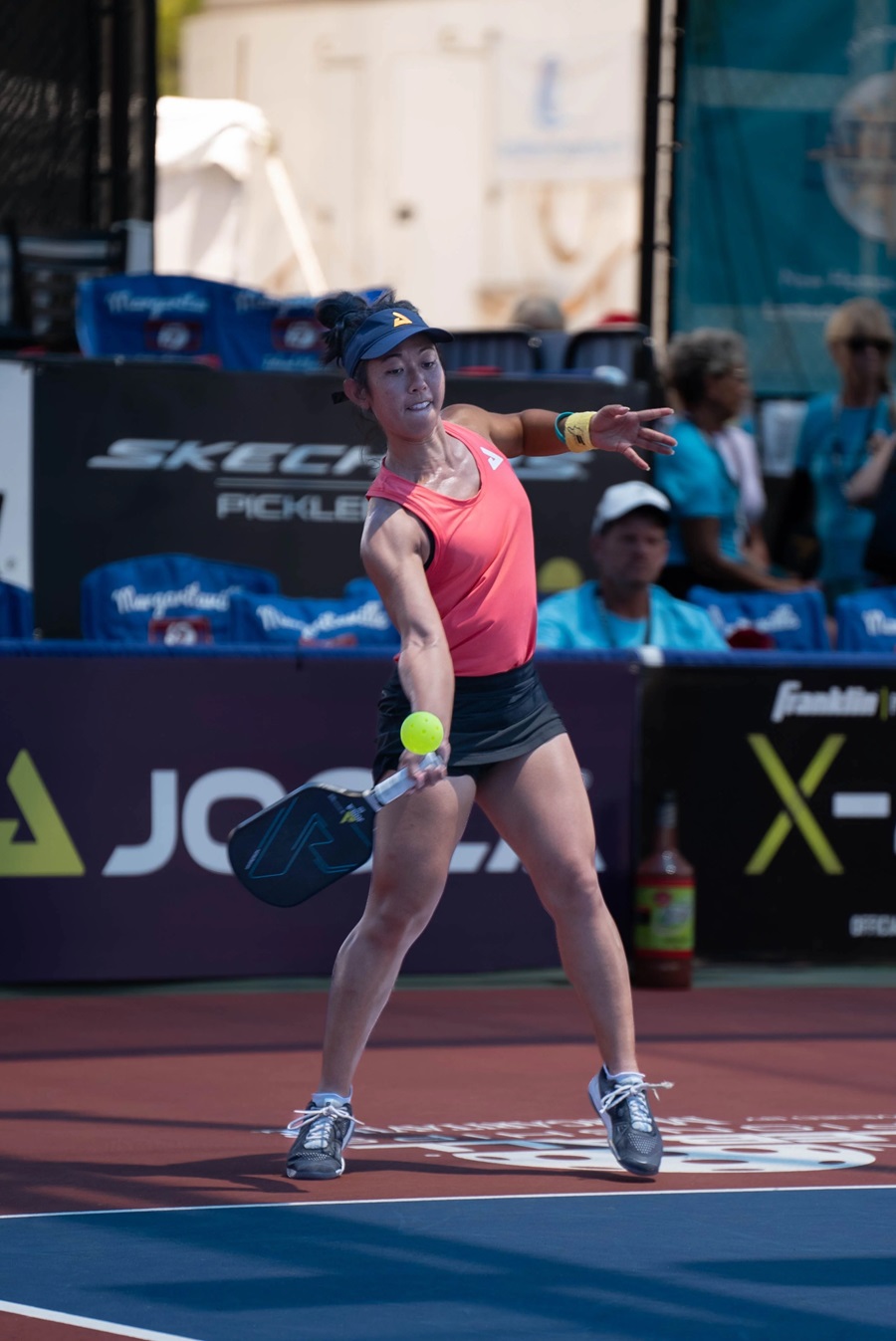 Cú giao bóng của Bobbi Oshiro