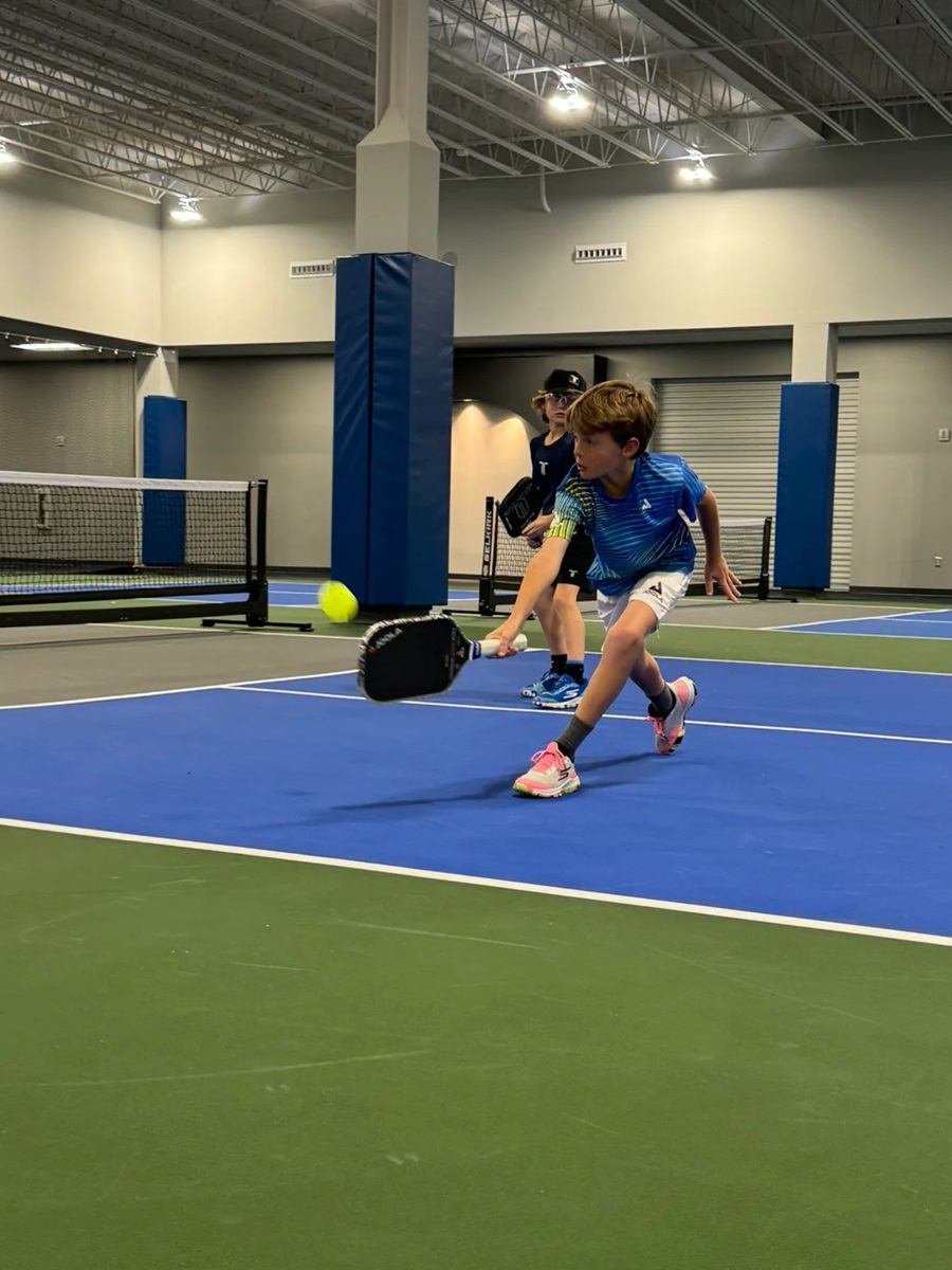 Vận động viên trẻ JOOLA, Jack Loughridge, đang thi đấu tại Giải khu vực Đông Nam NJP Vận động viên trẻ JOOLA, Jack Loughridge, đang thi đấu tại Giải khu vực Đông Nam NJP