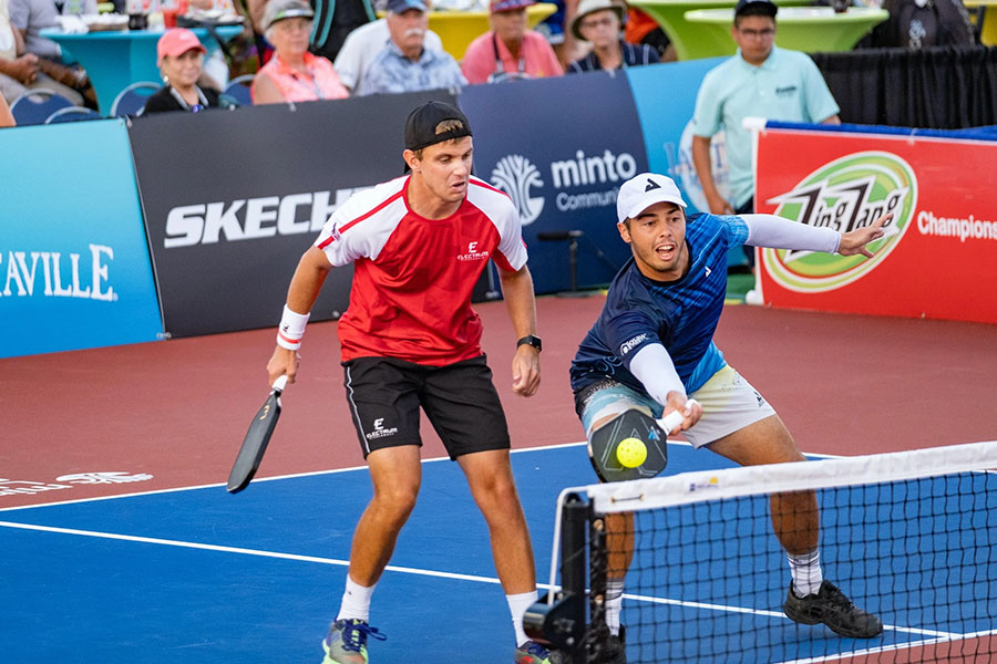 Johns cùng anh trai Colin bước vào nội dung Đôi Nam